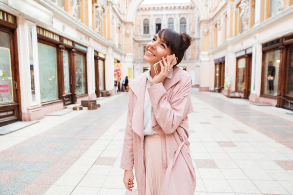 Chica hablando en el teléfono móvil mientras está de pie en la calle —  Fotos de Stock