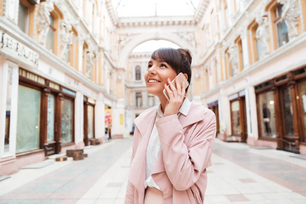 Ragazza parlando sul telefono cellulare mentre in piedi per strada — Foto Stock