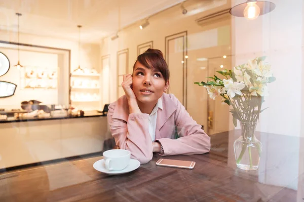 Porträtt av en ganska ung kvinna som sitter — Stockfoto