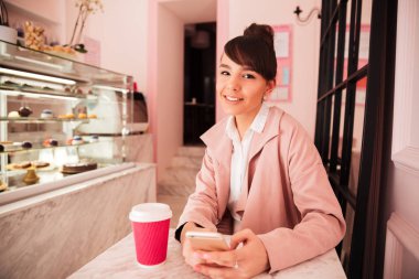 Genç gülümseyen kız manifatura mesaj portresi