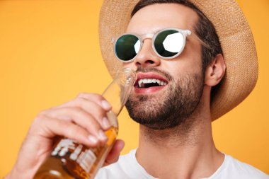 Yakışıklı genç adam sarı arka plan üzerinde izole ayakta