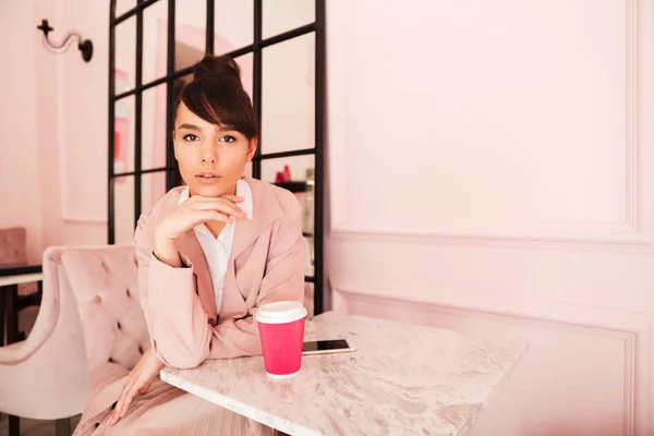 Junge hübsche Frau sitzt im Café — Stockfoto