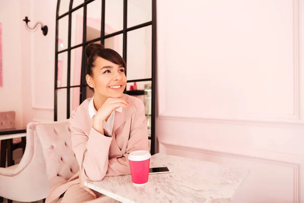 Joven mujer bonita sentada en el café — Foto de Stock