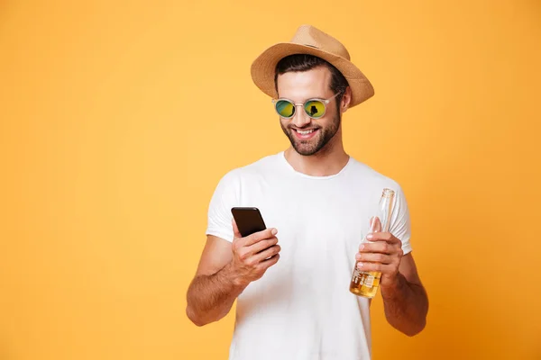 Feliz joven de pie aislado sobre fondo amarillo — Foto de Stock