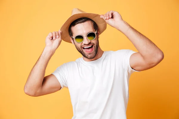 Glücklicher junger Mann steht isoliert vor gelbem Hintergrund — Stockfoto