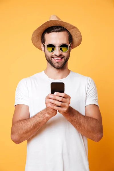 Feliz joven chateando por teléfono — Foto de Stock