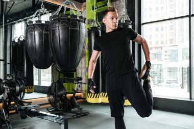 Germe egzersizleri konsantre ciddi genç sporcu olun