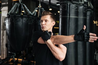 Germe egzersizleri konsantre ciddi genç sporcu olun