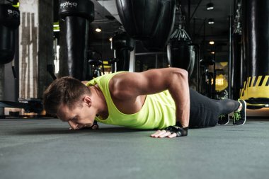 Konsantre genç sporcu spor salonunda spor egzersizleri yapmak