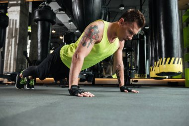 Konsantre genç sporcu spor salonunda spor egzersizleri yapmak