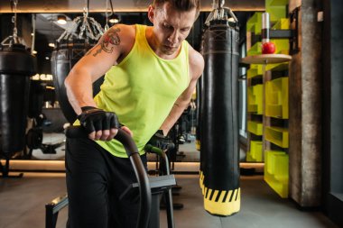 Kaslı bir genç sporcu kardiyo egzersizleri yapıyor görüntü kırpılmış