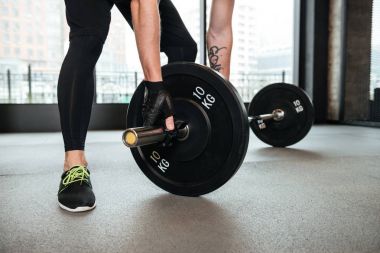 Sporcu spor salonunda spor egzersizleri yapmak