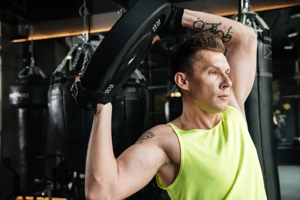 Yakışıklı sporcu spor salonunda spor egzersizleri yapmak