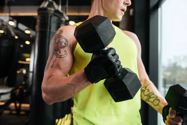 Ausschnittbild eines jungen muskulösen Sportlers — Stockfoto