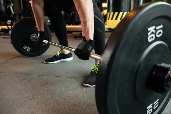 Imagem recortada de um desportista segurando pesado barbell — Fotografia de Stock