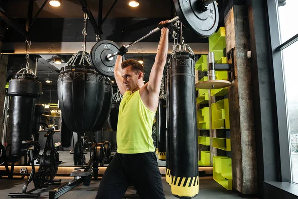 Desportista sério fazer exercícios esportivos no ginásio — Fotografia de Stock