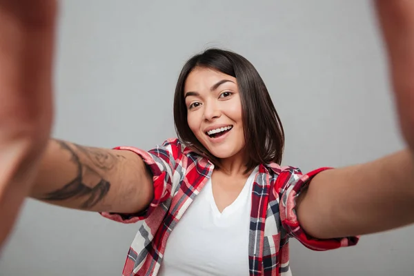 쾌활 한 여자 회색 벽에 selfie 확인. — 스톡 사진