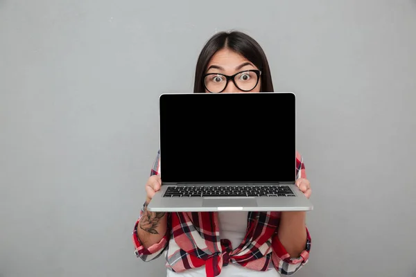 Shocked joven asiático mujer mostrando pantalla de ordenador portátil . — Foto de Stock