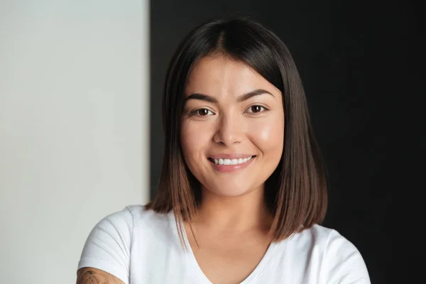 Jonge Aziatische vrouw geïsoleerd glimlachen. — Stockfoto