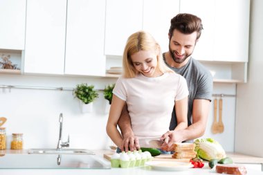 Çift birlikte modern bir mutfak pişirme gülümseyen güzel