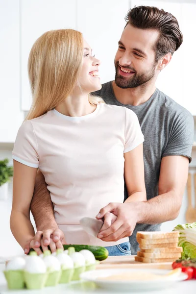 Beautiful young couple preparing healthy salad together — Stock Photo, Image