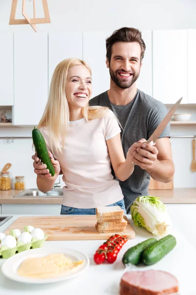 Pareja de cocinar juntos en la cocina moderna —  Fotos de Stock