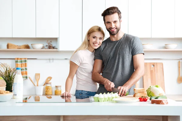 Casado jovem casal desfrutando de seu tempo em casa — Fotografia de Stock