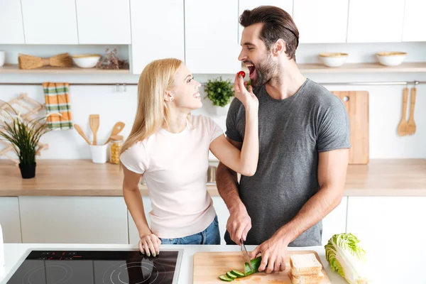 Pareja romántica preparando la cena en la cocina en casa —  Fotos de Stock