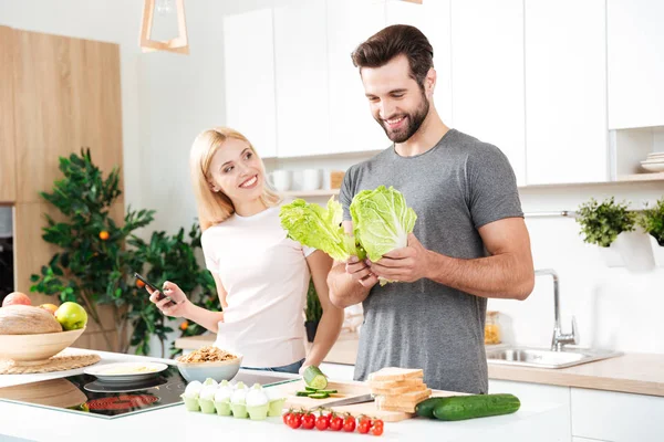 Casado jovem casal desfrutando de seu tempo em casa — Fotografia de Stock