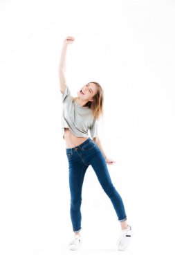 Tam uzunlukta başarı kutluyor mutlu neşeli kız portresi