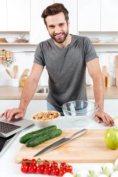 自宅で料理うれしそうな若い男 — ストック写真