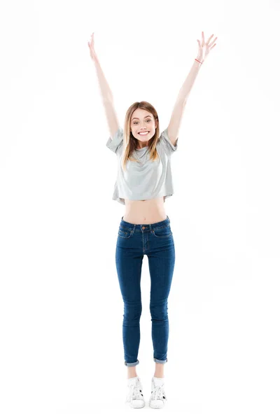 Πορτρέτο του ένα ευτυχισμένο ενθουσιασμένος κορίτσι στέκεται και γιορτάζει την επιτυχία — Φωτογραφία Αρχείου