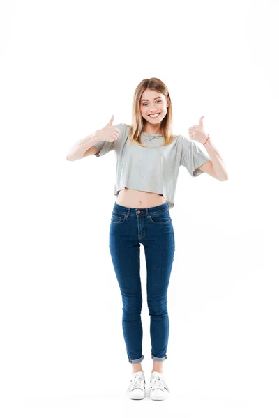 Retrato de larga duración de una feliz chica sonriente de pie — Foto de Stock