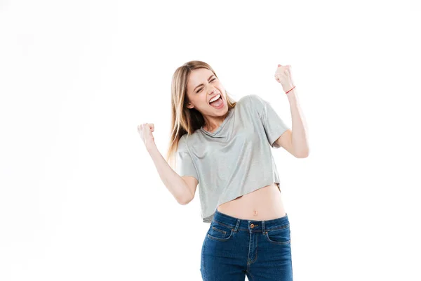 Porträtt av en glad glada tjej står och firar framgångar — Stockfoto