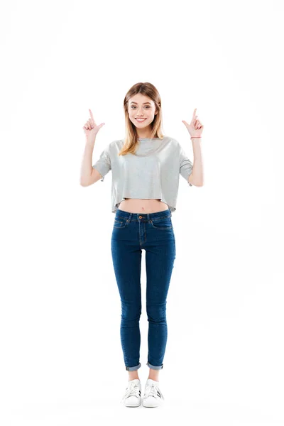 Full längd porträtt av en glad söt flicka som står — Stockfoto
