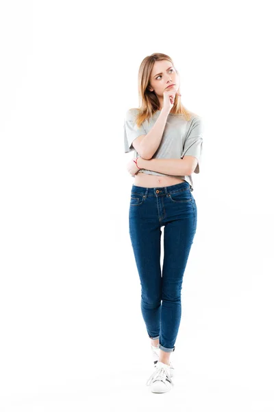 Retrato completo de una joven mujer reflexiva mirando hacia otro lado — Foto de Stock