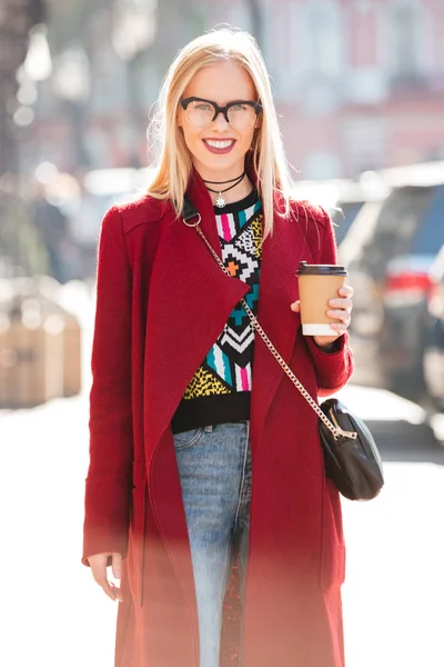 Hermosa joven caucásica mujer caminando al aire libre bebiendo café . — Foto de Stock