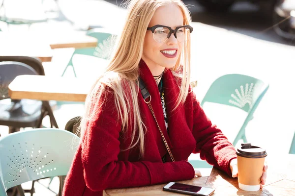 Açık havada kahve içme kafede oturan genç ve güzel beyaz Bayan — Stok fotoğraf