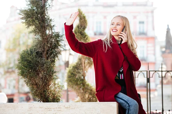 Mutlu genç beyaz kadın telefonla arkadaşlarıma sallayarak söz. — Stok fotoğraf