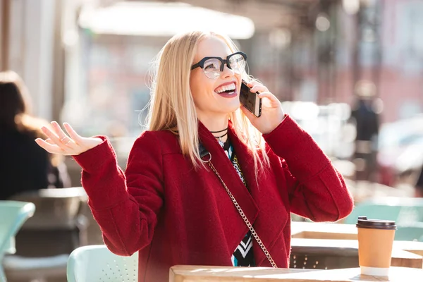 Feliz joven caucásica señora hablando por teléfono bebiendo café . —  Fotos de Stock