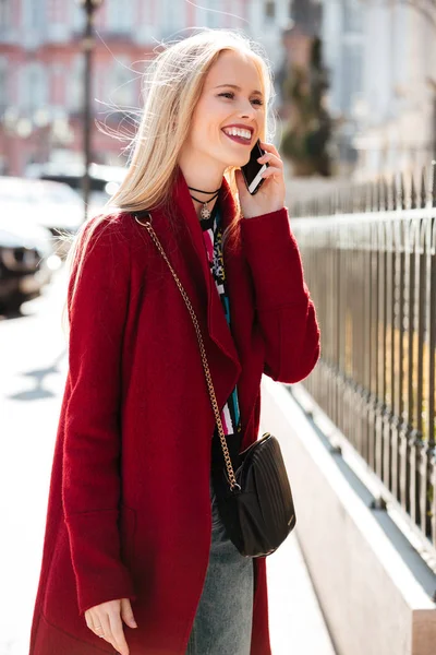 Şaşırtıcı moda genç sarışın kadın telefonla konuşuyor. — Stok fotoğraf