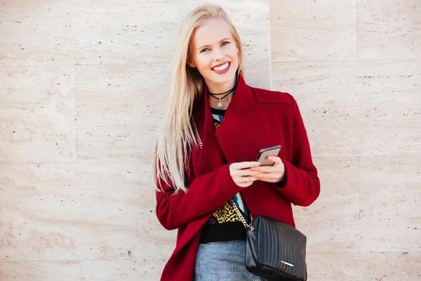 Alegre joven caucásica mujer caminando al aire libre charlando — Foto de Stock