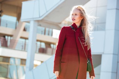 Açık havada yürüyen genç beyaz kadın