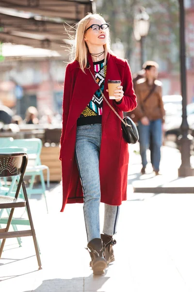 Increíble joven mujer caucásica caminando al aire libre bebiendo café . — Foto de Stock