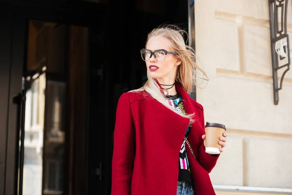 Increíble joven mujer caucásica caminando al aire libre bebiendo café . — Foto de Stock