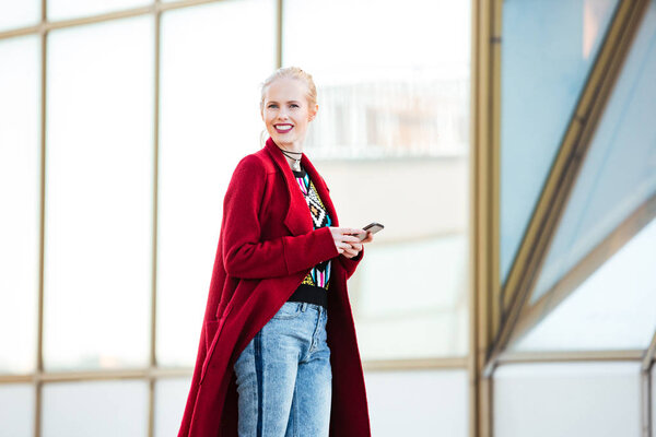 Young caucasian woman walking outdoors chatting by phone.