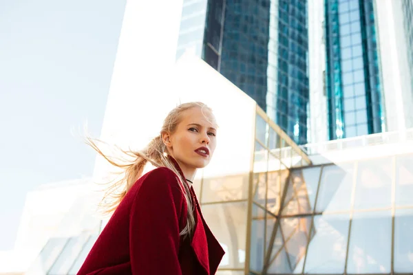 Hermosa mujer caucásica seria caminando al aire libre . —  Fotos de Stock