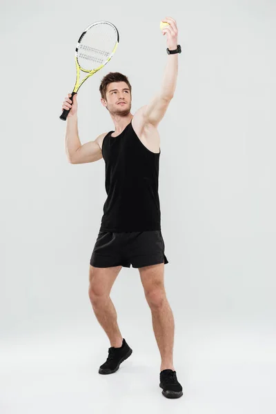 젊은 스포츠맨 테니스를 집중 — 스톡 사진