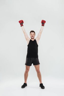 Mutlu genç sporcu boxer çığlık