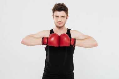 Konsantre genç sporcu boxer